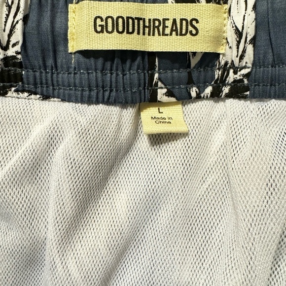 Good Threads Swim Trunks Size Large - Picture 7 of 10